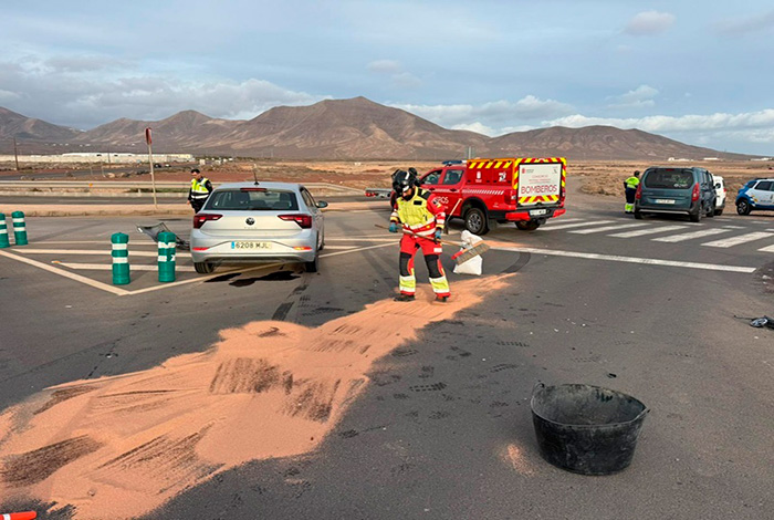 Accidente entre dos vehículos provoca una gran mancha de aceite en la avenida de Femes