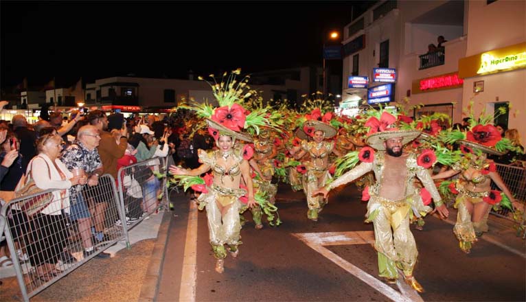 Desfile Carnavalero en Playa Blanca: Alegría en las Calles.