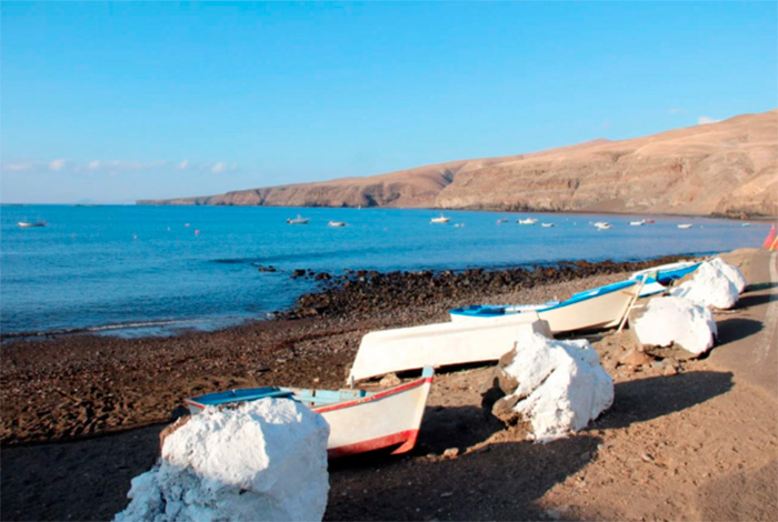 Playa Quemada: coches en la playa, falta de control y mal uso del litoral