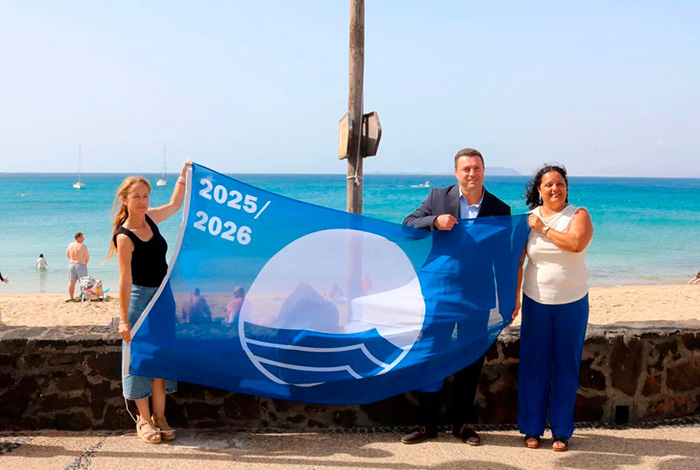 Playa Blanca y Puerto Calero izan con orgullo sus banderas azules
