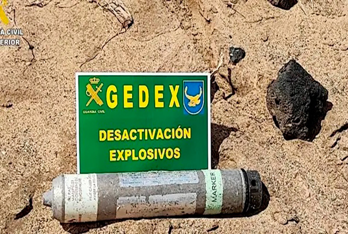 El equipo TEDAX neutraliza una granada de señalización en la costa de Famara.