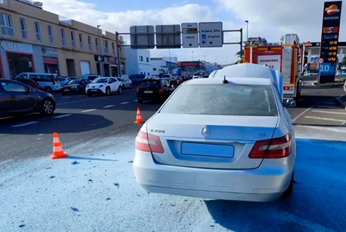 Un coche se incendia junto a una gasolinera en Arrecife