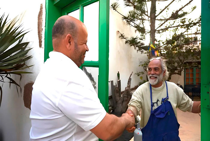 Tino Alemán y Pancho Ortiz exponen su mundo de cerámica y madera en Mancha Blanca